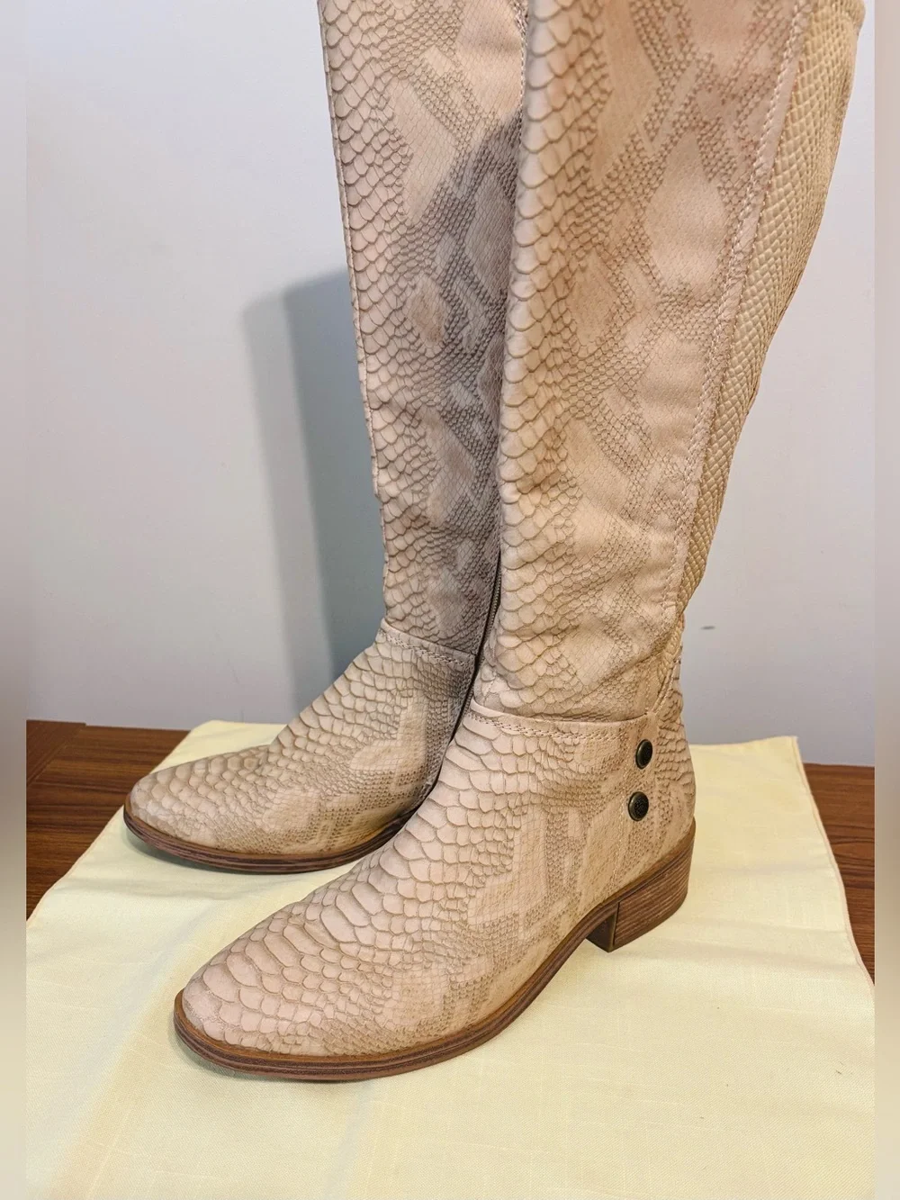 Baretraps Boots Women’s Beige Snakeskin Low Heel Mid-Calf Side Zip Size 8/9 Fall